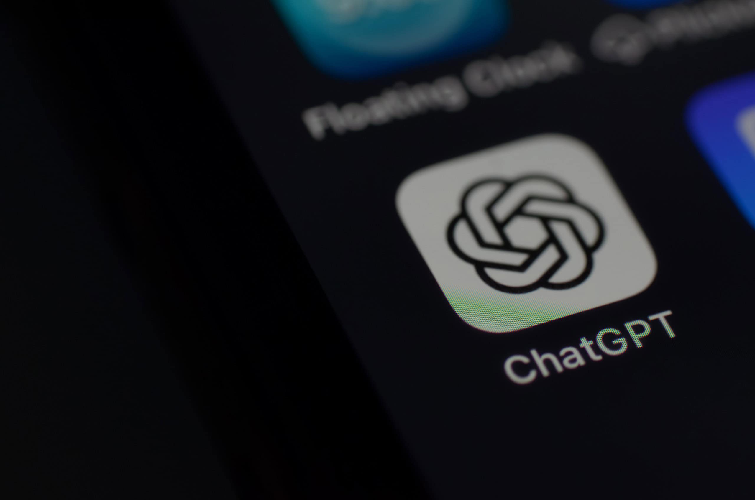 Estudo com 47 mil conversas mostra lado emocional e perigoso do ChatGPT